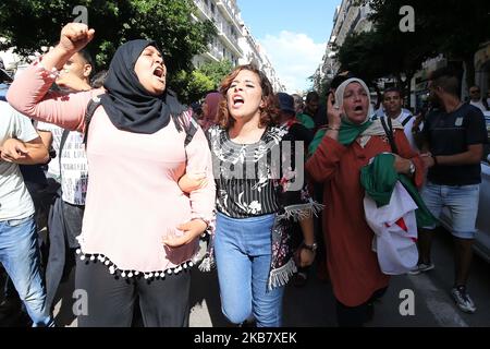 Algerische Demonstranten, die Nationalflaggen tragen, singen während einer Studentendemonstration gegen die Verschiebung der Präsidentschaftswahlen in Algier, Algerien, 08. Oktober 2019, Slogans. Berichten zufolge wird Algerien am 12. Dezember, nachdem die Abstimmung im Juli verschoben wurde, Wahlen abhalten, und zwar inmitten eines politischen Vakuums seit dem Rücktritt von Präsident Abdelaziz Bouteflika. (Foto von Bilral Bensalem/NurPhoto) Stockfoto