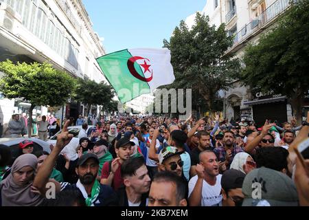 Algerische Demonstranten, die Nationalflaggen tragen, singen während einer Studentendemonstration gegen die Verschiebung der Präsidentschaftswahlen in Algier, Algerien, 08. Oktober 2019, Slogans. Berichten zufolge wird Algerien am 12. Dezember, nachdem die Abstimmung im Juli verschoben wurde, Wahlen abhalten, und zwar inmitten eines politischen Vakuums seit dem Rücktritt von Präsident Abdelaziz Bouteflika. (Foto von Bilral Bensalem/NurPhoto) Stockfoto