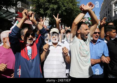 Algerische Demonstranten, die Nationalflaggen tragen, singen während einer Studentendemonstration gegen die Verschiebung der Präsidentschaftswahlen in Algier, Algerien, 08. Oktober 2019, Slogans. Berichten zufolge wird Algerien am 12. Dezember, nachdem die Abstimmung im Juli verschoben wurde, Wahlen abhalten, und zwar inmitten eines politischen Vakuums seit dem Rücktritt von Präsident Abdelaziz Bouteflika. (Foto von Bilral Bensalem/NurPhoto) Stockfoto