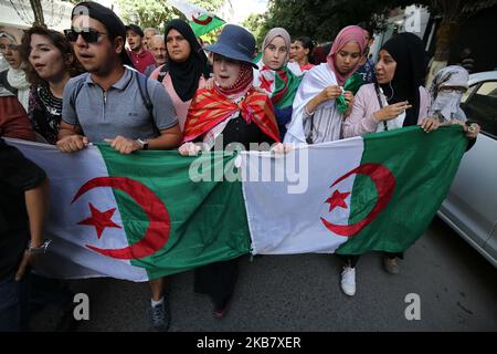 Algerische Demonstranten, die Nationalflaggen tragen, singen während einer Studentendemonstration gegen die Verschiebung der Präsidentschaftswahlen in Algier, Algerien, 08. Oktober 2019, Slogans. Berichten zufolge wird Algerien am 12. Dezember, nachdem die Abstimmung im Juli verschoben wurde, Wahlen abhalten, und zwar inmitten eines politischen Vakuums seit dem Rücktritt von Präsident Abdelaziz Bouteflika. (Foto von Bilral Bensalem/NurPhoto) Stockfoto