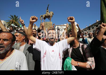 Algerische Demonstranten, die Nationalflaggen tragen, singen während einer Studentendemonstration gegen die Verschiebung der Präsidentschaftswahlen in Algier, Algerien, 08. Oktober 2019, Slogans. Berichten zufolge wird Algerien am 12. Dezember, nachdem die Abstimmung im Juli verschoben wurde, Wahlen abhalten, und zwar inmitten eines politischen Vakuums seit dem Rücktritt von Präsident Abdelaziz Bouteflika. (Foto von Bilral Bensalem/NurPhoto) Stockfoto