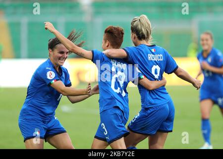 Die Spieler Italiens feiern das Tor beim QUALIFIKATIONSSPIEL DER Frauen in der Qualifikation zur EM 2021 zwischen Italien und Bosnien und Herzegowina am 8. oktober 2019 im Stadion ''Renzo Barbera'' in Palermo (Foto von Gabriele Maricchiolo/NurPhoto) Stockfoto