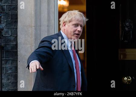 Der britische Premierminister Boris Johnson steht vor dem Treffen mit dem Präsidenten des Europäischen Parlaments, David Sassoli (nicht abgebildet), am 08. Oktober 2019 in London, England, auf den Stufen der Downing Street 10. (Foto von Wiktor Szymanowicz/NurPhoto) Stockfoto