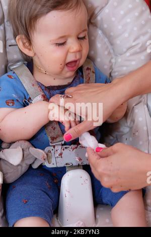 Erste Geburtstagsfeier und zum ersten Mal essen Kuchen für diesen kleinen Jungen Stockfoto