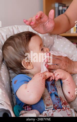 Erste Geburtstagsfeier und zum ersten Mal essen Kuchen für diesen kleinen Jungen Stockfoto