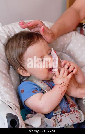 Erste Geburtstagsfeier und zum ersten Mal essen Kuchen für diesen kleinen Jungen Stockfoto