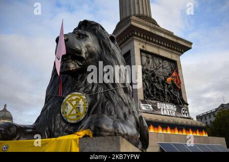 Extinction Rebellion-Aktivisten besetzen am 9. Oktober 2019 den Trafalgar Square in London, England. Extinction Rebellion plant, mehrere Standorte in Westminster für zwei Wochen Protest und direkte Maßnahmen gegen den Klimawandel zu besetzen. (Foto von Alberto Pezzali/NurPhoto) Stockfoto