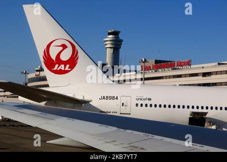 Die Flugzeuge der Japan Airlines Co. (JAL) stehen am Haneda Airport in Tokio, Japan, am 9. Oktober 2019. (Foto von Hitoshi Yamada/NurPhoto) Stockfoto