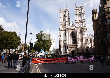 Am dritten Tag der „Internationalen Rebellion“ der Gruppe in London, England, nehmen am 9. Oktober 2019 Mitglieder der Klimaschutzbewegung Extinction Rebellion (XR) Teil. Polizeibeamte haben heute weiterhin Demonstranten und Zelte von Standorten in ganz Westminster abgestellt, wobei Aktivisten gestern gewarnt wurden, dass sie in einen dafür vorgesehenen Protestbereich um die Nelson-Säule auf dem Trafalgar Square umziehen oder verhaftet werden müssen. Ähnliche Blockaden durch die Rebellion des Aussterbens im April, an Orten wie dem Oxford Circus und der Waterloo Bridge, Stockfoto