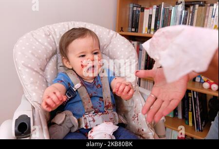 Erste Geburtstagsfeier und zum ersten Mal essen Kuchen für diesen kleinen Jungen Stockfoto