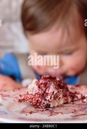 Erste Geburtstagsfeier und zum ersten Mal essen Kuchen für diesen kleinen Jungen Stockfoto