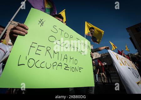 Protest auf der Piazza Barberini Pro Kurdische Aktivisten blinken Siegeszeichen und rufen Slogans auf, während sie gegen türkische Militäroperationen protestieren, Mittwoch, 9. Oktober 2019. Syriens Kurden beschuldigten die USA, ihren Verbündeten den Rücken zu kehren und Gewinne im Kampf gegen die Gruppe des Islamischen Staates zu riskieren, als die amerikanischen Truppen am Montag vor einem erwarteten türkischen Angriff aus Positionen im Nordosten Syriens zurückzogen. Am 9. Oktober 2019 in Rom, Italien. (Foto von Andrea Ronchini/NurPhoto) Stockfoto