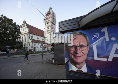 Am 7. Oktober 2019 sind in Bydgoszcz, Polen, Wahlplakate für die regierende, konservative Parie „Recht und Gerechtigkeit“ zu sehen. Am Sonntag werden die Polen bei den Parlamentswahlen abstimmen. Die Partei des euroskpetischen Rechts und der Justischen Partei (PiS) wird voraussichtlich mit einem Vorsprung von fast 45 Prozent in den Meinungsumfragen gewinnen. Großzügige Sozialausgaben haben die Sorgen über einen demokratischen Rückfall vieler PiS-Wähler weitgehend überschattet, obwohl die Ergebnisse nicht in Stein gemeißelt sind. Wenn keine der Parteien eine absolute Mehrheit gewinnt, bedeutet dies, dass eine breitere Koalition gebildet werden muss. (Foto von Jaap Arriens/NurPhoto) Stockfoto