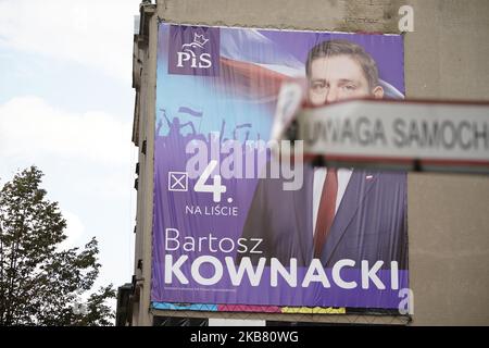 Ein Transparent, auf dem ein Kandidat für die regierende, konservative Parie „Recht und Gerechtigkeit“ in Bydgoszcz, Polen, am 7. Oktober 2019 angezeigt wird. Am Sonntag werden die Polen bei den Parlamentswahlen abstimmen. Die Partei des euroskpetischen Rechts und der Justischen Partei (PiS) wird voraussichtlich mit einem Vorsprung von fast 45 Prozent in den Meinungsumfragen gewinnen. Großzügige Sozialausgaben haben die Sorgen über einen demokratischen Rückfall vieler PiS-Wähler weitgehend überschattet, obwohl die Ergebnisse nicht in Stein gemeißelt sind. Wenn keine der Parteien eine absolute Mehrheit gewinnt, bedeutet dies, dass eine breitere Koalition gebildet werden muss. (Foto von Jaap Arriens/NurPhoto) Stockfoto