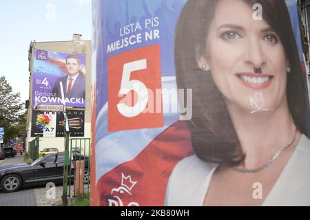 Ein Transparent, auf dem ein Kandidat für die regierende, konservative Parie „Recht und Gerechtigkeit“ in Bydgoszcz, Polen, am 7. Oktober 2019 angezeigt wird. Am Sonntag werden die Polen bei den Parlamentswahlen abstimmen. Die Partei des euroskpetischen Rechts und der Justischen Partei (PiS) wird voraussichtlich mit einem Vorsprung von fast 45 Prozent in den Meinungsumfragen gewinnen. Großzügige Sozialausgaben haben die Sorgen über einen demokratischen Rückfall vieler PiS-Wähler weitgehend überschattet, obwohl die Ergebnisse nicht in Stein gemeißelt sind. Wenn keine der Parteien eine absolute Mehrheit gewinnt, bedeutet dies, dass eine breitere Koalition gebildet werden muss. (Foto von Jaap Arriens/NurPhoto) Stockfoto