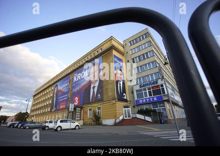 Am 7. Oktober 2019 sind in Bydgoszcz, Polen, Wahlplakate für die regierende, konservative Parie „Recht und Gerechtigkeit“ zu sehen. Am Sonntag werden die Polen bei den Parlamentswahlen abstimmen. Die Partei des euroskpetischen Rechts und der Justischen Partei (PiS) wird voraussichtlich mit einem Vorsprung von fast 45 Prozent in den Meinungsumfragen gewinnen. Großzügige Sozialausgaben haben die Sorgen über einen demokratischen Rückfall vieler PiS-Wähler weitgehend überschattet, obwohl die Ergebnisse nicht in Stein gemeißelt sind. Wenn keine der Parteien eine absolute Mehrheit gewinnt, bedeutet dies, dass eine breitere Koalition gebildet werden muss. (Foto von Jaap Arriens/NurPhoto) Stockfoto