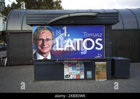 Am 7. Oktober 2019 sind in Bydgoszcz, Polen, Wahlplakate für die regierende, konservative Parie „Recht und Gerechtigkeit“ zu sehen. Am Sonntag werden die Polen bei den Parlamentswahlen abstimmen. Die Partei des euroskpetischen Rechts und der Justischen Partei (PiS) wird voraussichtlich mit einem Vorsprung von fast 45 Prozent in den Meinungsumfragen gewinnen. Großzügige Sozialausgaben haben die Sorgen über einen demokratischen Rückfall vieler PiS-Wähler weitgehend überschattet, obwohl die Ergebnisse nicht in Stein gemeißelt sind. Wenn keine der Parteien eine absolute Mehrheit gewinnt, bedeutet dies, dass eine breitere Koalition gebildet werden muss. (Foto von Jaap Arriens/NurPhoto) Stockfoto