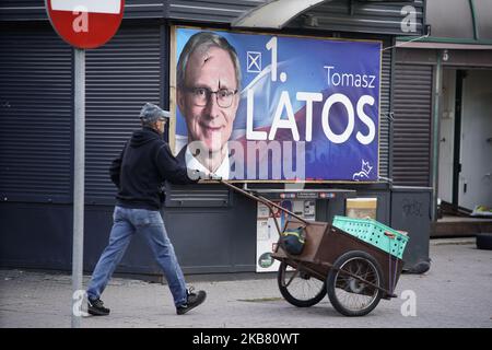 Am 7. Oktober 2019 sind in Bydgoszcz, Polen, Wahlplakate für die regierende, konservative Parie „Recht und Gerechtigkeit“ zu sehen. Am Sonntag werden die Polen bei den Parlamentswahlen abstimmen. Die Partei des euroskpetischen Rechts und der Justischen Partei (PiS) wird voraussichtlich mit einem Vorsprung von fast 45 Prozent in den Meinungsumfragen gewinnen. Großzügige Sozialausgaben haben die Sorgen über einen demokratischen Rückfall vieler PiS-Wähler weitgehend überschattet, obwohl die Ergebnisse nicht in Stein gemeißelt sind. Wenn keine der Parteien eine absolute Mehrheit gewinnt, bedeutet dies, dass eine breitere Koalition gebildet werden muss. (Foto von Jaap Arriens/NurPhoto) Stockfoto