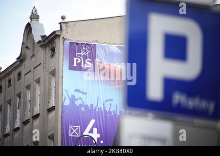 Ein Transparent, auf dem ein Kandidat für die regierende, konservative Parie „Recht und Gerechtigkeit“ in Bydgoszcz, Polen, am 7. Oktober 2019 angezeigt wird. Am Sonntag werden die Polen bei den Parlamentswahlen abstimmen. Die Partei des euroskpetischen Rechts und der Justischen Partei (PiS) wird voraussichtlich mit einem Vorsprung von fast 45 Prozent in den Meinungsumfragen gewinnen. Großzügige Sozialausgaben haben die Sorgen über einen demokratischen Rückfall vieler PiS-Wähler weitgehend überschattet, obwohl die Ergebnisse nicht in Stein gemeißelt sind. Wenn keine der Parteien eine absolute Mehrheit gewinnt, bedeutet dies, dass eine breitere Koalition gebildet werden muss. (Foto von Jaap Arriens/NurPhoto) Stockfoto