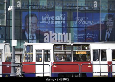 Am 7. Oktober 2019 sind in den Fensterscheiben des Hauptbahnhofs in Bydgoszcz, Polen, Banner für Kandidaten der regierenden, konservativen Partei Recht und Gerechtigkeit zu sehen. Am Sonntag werden die Polen bei den Parlamentswahlen abstimmen. Die Partei des euroskpetischen Rechts und der Justischen Partei (PiS) wird voraussichtlich mit einem Vorsprung von fast 45 Prozent in den Meinungsumfragen gewinnen. Großzügige Sozialausgaben haben die Sorgen um einen demokratischen Rückfall vieler PiS-Wähler weitgehend überschattet, obwohl die Ergebnisse nicht in Stein gemeißelt sind. Wenn keine der Parteien eine absolute Mehrheit gewinnt, bedeutet das, dass eine breitere Koalition dafür sein muss Stockfoto