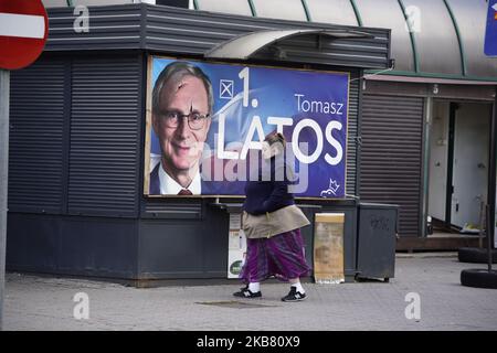 Am 7. Oktober 2019 sind in Bydgoszcz, Polen, Wahlplakate für die regierende, konservative Parie „Recht und Gerechtigkeit“ zu sehen. Am Sonntag werden die Polen bei den Parlamentswahlen abstimmen. Die Partei des euroskpetischen Rechts und der Justischen Partei (PiS) wird voraussichtlich mit einem Vorsprung von fast 45 Prozent in den Meinungsumfragen gewinnen. Großzügige Sozialausgaben haben die Sorgen über einen demokratischen Rückfall vieler PiS-Wähler weitgehend überschattet, obwohl die Ergebnisse nicht in Stein gemeißelt sind. Wenn keine der Parteien eine absolute Mehrheit gewinnt, bedeutet dies, dass eine breitere Koalition gebildet werden muss. (Foto von Jaap Arriens/NurPhoto) Stockfoto