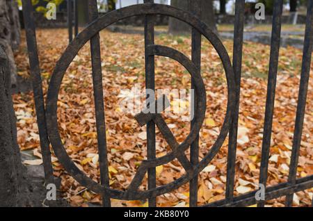 Blick auf Hammer und Sichel, kommunistische Symbole am Eingang zum Friedhof der sowjetischen Armee in Rzeszow. Hier sind 2.224 russische Soldaten begraben. Sie wurden bei den Schlachten in Rzeszow und Umgebung getötet. Am Donnerstag, den 10. Oktober 2019, in Rzeszow, Polen. Blick auf den roten Stern auf dem Hauptdenkmal, auf dem Friedhof der sowjetischen Armee in Rzeszow. Hier sind 2.224 russische Soldaten begraben. Sie wurden bei den Schlachten in Rzeszow und Umgebung getötet. (Foto von Artur Widak/NurPhoto) Stockfoto