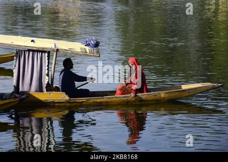 Indischer Tourist, der traditionelle Kaschmiri-Kleidung trägt, während er am 10. Oktober 2019 eine Shikara-Fahrt im Dal Lake, Srinagar, dem von Indien verwalteten Kaschmir, macht. Nur wenige Touristen wurden um den Dal Lake Srinagar gesehen, nachdem die indische Regierung beschlossen hatte, das Verbot für Touristen, die das Kaschmir-Tal besuchen, aufzuheben, das Verbot wurde vor der Aufhebung des Artikels 370 am 5. August eingeführt, der Jammu und Kaschmir einen besonderen Status einräumt. (Foto von Muzamil Mattoo/NurPhoto) Stockfoto