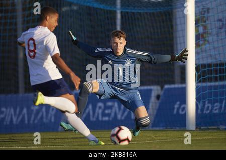 Lewis Dobbin (Everton) aus England schießt auf Torfront Jonas Urbig (FC Köln) aus Deutschland während des internationalen Freundschaftsspiels zwischen England U17 und Deutschland U17 in der Pinatar Arena am 10. Oktober 2019 in San Pedro del Pinatar, Spanien. (Foto von Jose Breton/Pics Action/NurPhoto) Stockfoto