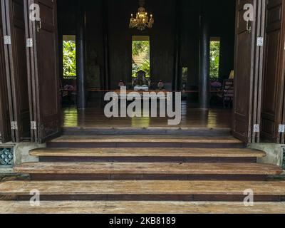 Bangkok, Thailand, 10. Oktober 2019 : Blick auf das Haus von Jimp Thomson in Bangkok. James Harrison Wilson Thompson (21. März 1906 – 26. März 1967 verschwunden) war ein amerikanischer Geschäftsmann, der in den Jahren 1950s und 1960s zur Wiederbelebung der thailändischen Seidenindustrie beitrug. Zum Zeitpunkt seines Verschwindens war er einer der berühmtesten Amerikaner, die in Asien lebten. Sein Haus in Thailand wird zu einem Museum, das von Touristen auf der ganzen Welt besichtigt wird, um den berühmten thailändischen Silik zu sehen. (Foto von Donal Husni/NurPhoto) Stockfoto