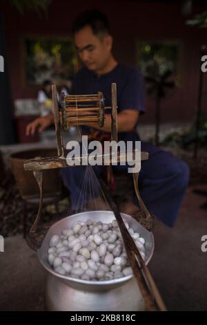 Bangkok, Thailand, 10. Oktober 2019 : Blick auf das Haus von Jimp Thomson in Bangkok. James Harrison Wilson Thompson (21. März 1906 – 26. März 1967 verschwunden) war ein amerikanischer Geschäftsmann, der in den Jahren 1950s und 1960s zur Wiederbelebung der thailändischen Seidenindustrie beitrug. Zum Zeitpunkt seines Verschwindens war er einer der berühmtesten Amerikaner, die in Asien lebten. Sein Haus in Thailand wird zu einem Museum, das von Touristen auf der ganzen Welt besichtigt wird, um den berühmten thailändischen Silik zu sehen. (Foto von Donal Husni/NurPhoto) Stockfoto