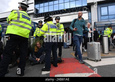 Extinction Rebellion-Aktivisten werden von der Polizei verhaftet, als sie am 10. Oktober 2019 den London City Airport in London, England, besetzen. Extinction Rebellion plant, mehrere Standorte in Westminster für zwei Wochen Protest und direkte Maßnahmen gegen den Klimawandel zu besetzen. (Foto von Alberto Pezzali/NurPhoto) Stockfoto