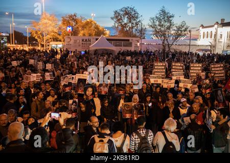 Am 10. Oktober 2019 versammelten sich linke und gegnerische Organisationen und Familien der Opfer in Istanbul, um des Bombenanschlags vom 10. Oktober 2015 in Ankara zu gedenken. Die Menge sang Anti-Kriegs-Parolen, die gegen die anhaltenden Angriffe der Türkei auf die Kurden nahe der syrischen Grenze protestierten. Während die Pressemitteilung gelesen wurde, griff die türkische Bereitschaftspolizei die Menge mit Tränengas gewaltsam an und viele Menschen wurden in Gewahrsam genommen. (Foto von Erhan Demirtas/NurPhoto) Stockfoto