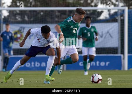 CJ Egan-Riley (Manchester City) aus England und Florian Wirtz (FC Köln) aus Deutschland treten beim internationalen Freundschaftsspiel zwischen England U17 und Deutschland U17 in der Pinatar Arena am 10. Oktober 2019 in San Pedro del Pinatar, Spanien, um den Ball an. (Foto von Jose Breton/Pics Action/NurPhoto) Stockfoto