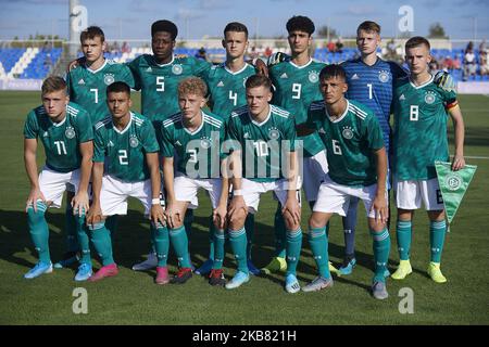 Deutsche Besetzung (L-R) Lasse Gunther (Bayern München), Bright Akwo Arrey-MBI (Bayern München), Arbnor Aliu (FC Schalke 04), Emrehan Gedikli (Bayer 04 Leverkusen), Jonas Urbig (FC Köln), Torben Rhein (Bayern München), Luca Netz (Hertha BSC), Lion Semic (Borussia Wirn (SV), Kesik Andresen (SV), Während des internationalen Freundschaftsspiel zwischen England U17 und Deutschland U17 in der Pinatar Arena am 10. Oktober 2019 in San Pedro del Pinatar, Spanien. (Foto von Jose Breton/Pics Action/NurPhoto) Stockfoto