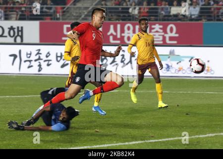 Kim Shin Wook aus Südkorea und WSTD Sujan Perera aus Sri Lanka bei einer FIFA FUSSBALL-WELTMEISTERSCHAFT KATAR 2022 AFC ASIAN CUP 2023 vorläufige gemeinsame Qualifikationsrunde 2 im Hwasung Sports Complex in Südkorea. Spiel Gewinnt Südkorea. Ergebnis von 8-0. (Foto von Seung-il Ryu/NurPhoto) Stockfoto