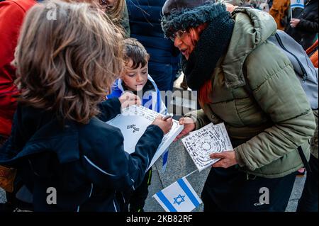 Menschen nehmen am 10. Oktober 2019 in Köln an einer Demonstration gegen die jüngsten Angriffe in Helle Teil. Hunderte von Menschen versammelten sich um den Kölner Dom, um ihre Unterstützung in Solidarität mit der jüdischen Gemeinde zu zeigen. (Foto von Romy Arroyo Fernandez/NurPhoto) Stockfoto