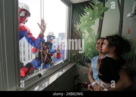 Eine Initiative in der Stadt Sao Paulo bringt Superhelden an die Fenster eines Kinderkrankenhauses, in dem Kinder an der Children's Day Week ins Krankenhaus eingeliefert werden. Hospitalisierte Kinder können sehen, wie Fachleute aus ihren Zimmern außerhalb des Gebäudes hereinkommen. 10. Oktober 2019. (Foto von Fabio Vieira/FotoRua/NurPhoto) Stockfoto