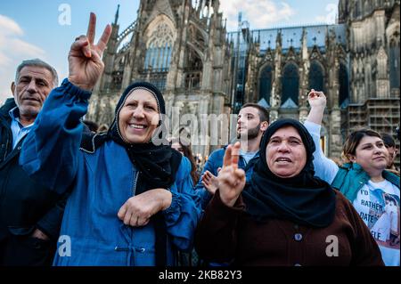 Tausende von Menschen versammelten sich am 10.. Oktober 2019 im Kölner Hauptbahnhof, um gegen die Invasion der Türkei in die von den Kurden befreiten demokratischen autonomen Gebiete im Norden und Osten Syriens, im Volksmund Rojava genannt, zu protestieren. Die Demonstration wurde von der Bereitschaftspolizei umgeben, als spontan mit dem marsch begonnen wurde. (Foto von Romy Arroyo Fernandez/NurPhoto) Stockfoto