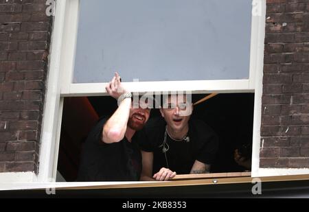 Mark Sheehan Gitarrist (L) und Daniel O'Donoghue (R) Sänger der lsirischen Band The Script sehen durch das Fenster zu den Fans während der Promotion ihrer neuen Single 'The Last Time' im Hoopman Irish Pub am 11,2019. Oktober in Leidseplein in Amsterdam, Niederlande. Die Band kündigte heute Morgen ihr neues Album Sunsets & Full Moons an, das am 8.. November erscheinen wird, und ihre gleichnamige Tour 2020. (Foto von Paulo Amorim/NurPhoto) Stockfoto