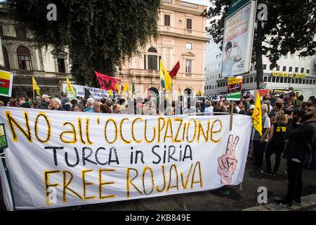 Pro-kurdische Aktivisten rufen am 11. Oktober 2019 in Rom, Italien, Slogans auf, als sie gegen türkische Militäroperationen protestieren. (Foto von Andrea Ronchini/NurPhoto) Stockfoto