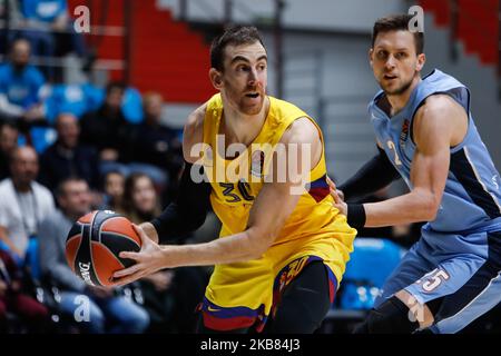 Victor Claver (L) aus Barcelona und Mateusz Ponitka von Zenit St. Petersburg im Einsatz während des Basketball-Spiels der Turkish Airlines EuroLeague 2019/2020 zwischen Zenit St. Petersburg und dem FC Barcelona in der Sibur Arena in Sankt Petersburg, Russland, am 11. Oktober 2019. (Foto von Mike Kireev/NurPhoto) Stockfoto