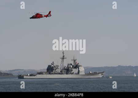 Das US Navy-Kriegsschiff USS Princeton (CG-59), ein Lenkflugzeugkreuzer der Ticonderoga-Klasse, schließt sich der Parade der Schiffe während der Flottenwoche 2019 in San Francisco, Kalifornien, am 11. Oktober 2019 an. (Foto von Yichuan Cao/NurPhoto) Stockfoto