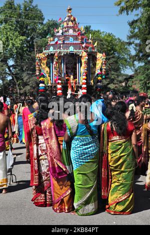 Tamilische hinduistische Anhänger nehmen an einer religiösen Prozession Teil, während sie den großen hölzernen Wagen begleiten, der das Idol von Lord Vinayagar während des Vinayagar Ther Thiruvizha Festivals an einem tamilischen hinduistischen Tempel in Ontario, Kanada, am 23. Juli 2016 trägt. Dieses Festival ist Teil des 15 Tage langen Festivals, das Lord Ganesh ehrt, das mit diesem extravaganten Wagenzug gipfelt. (Foto von Creative Touch Imaging Ltd./NurPhoto) Stockfoto