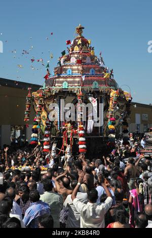 Tamilische hinduistische Anhänger nehmen an einer religiösen Prozession Teil, während sie den großen hölzernen Wagen begleiten, der das Idol von Lord Vinayagar während des Vinayagar Ther Thiruvizha Festivals an einem tamilischen hinduistischen Tempel in Ontario, Kanada, am 23. Juli 2016 trägt. Dieses Festival ist Teil des 15 Tage langen Festivals, das Lord Ganesh ehrt, das mit diesem extravaganten Wagenzug gipfelt. (Foto von Creative Touch Imaging Ltd./NurPhoto) Stockfoto