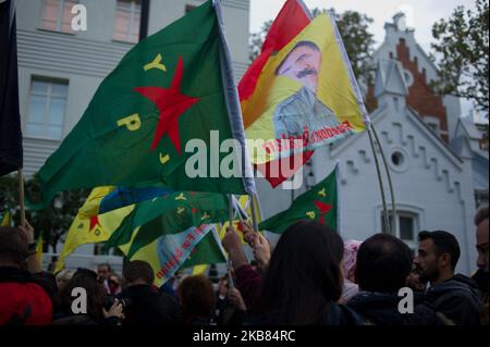 Demonstranten schwenken während einer Demonstration vor der türkischen Botschaft in Warschau die Fahnen der Volksschutzeinheiten, um gegen die anhaltenden Angriffe des türkischen Militärs auf kurdische Städte und Zivilisten am 11. Oktober 2019 in Warschau, Polen, zu protestieren. (Foto von Aleksander Kalka/NurPhoto) Stockfoto