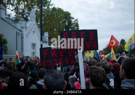 Am 11. Oktober 2019 demonstrierten in Warschau, Polen, einige hundert Menschen auf die Straße, um gegen die anhaltenden Angriffe des türkischen Militärs auf kurdische Städte und Zivilisten zu demonstrieren. (Foto von Aleksander Kalka/NurPhoto) Stockfoto