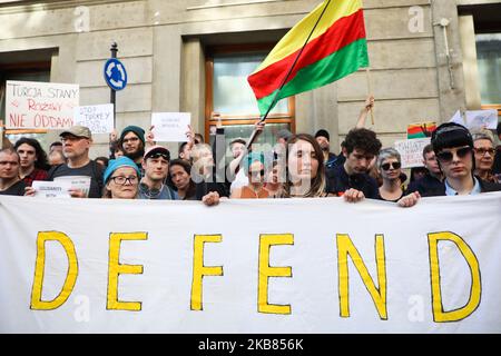 Während eines Protestes gegen türkische Militäroperationen in Rojava bekunden Anhänger ihre Solidarität mit dem kurdischen Volk. Krakau, Polen am 12. Oktober 2019. (Foto von Beata Zawrzel/NurPhoto) Stockfoto