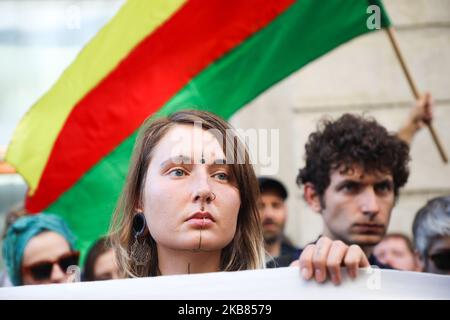 Während eines Protestes gegen türkische Militäroperationen in Rojava bekunden Anhänger ihre Solidarität mit dem kurdischen Volk. Krakau, Polen am 12. Oktober 2019. (Foto von Beata Zawrzel/NurPhoto) Stockfoto