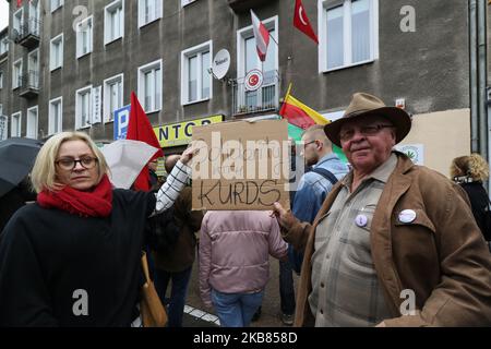 Demonstranten mit kurdischer Flagge (Flagge der PYD für Rojava), die vor dem türkischen Konsulat ein Transparent mit der Aufschrift „Solidarität mit den Kurden“ halten, werden am 12. Oktober 2019 in Danzig, Polen, zu sehen sein. (Foto von Michal Fludra/NurPhoto) Stockfoto