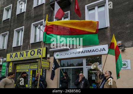 Demonstranten mit kurdischer Flagge (Flagge der PYD für Rojava) vor dem türkischen Konsulat sind in Danzig, Polen, zu sehen am 12. Oktober 2019 protestieren Menschen gegen die militärische Invasion der Türkei in Syrien. (Foto von Michal Fludra/NurPhoto) Stockfoto